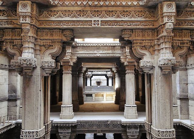 Adalaj_Stepwell_-_Upper_Level_-_2