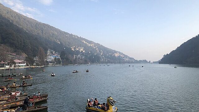 Boats_on_Nainital_Lake_02