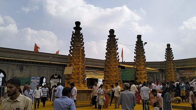 Jejuri_Temple_Courtyard