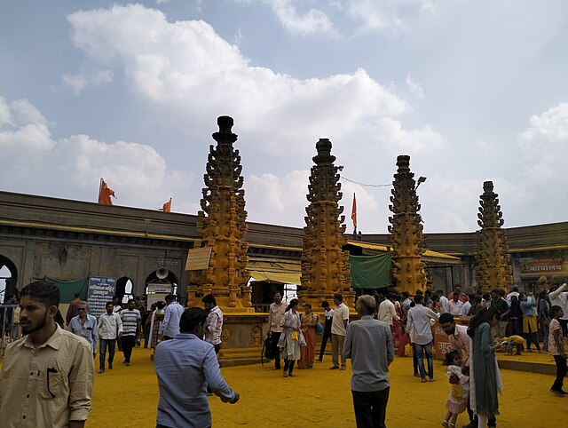 Jejuri_Temple_Courtyard