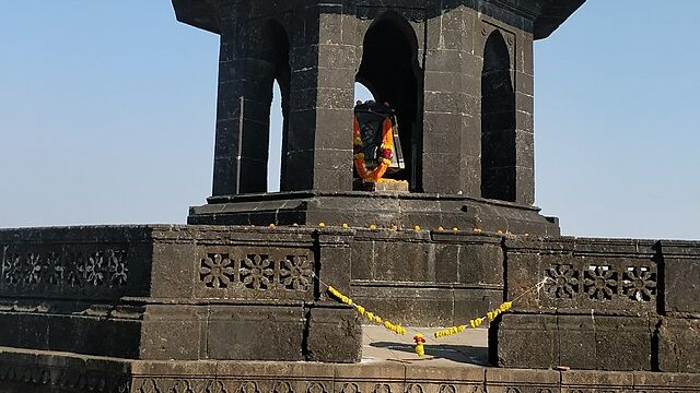 Mumbai to Raigad Fort One Day Tour Package