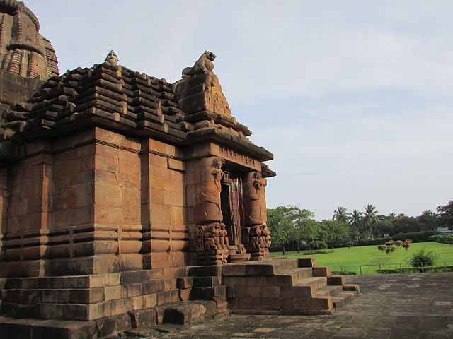 Rajarani_temple_(1)